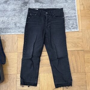 Straight high rise jeans with frayed bottom